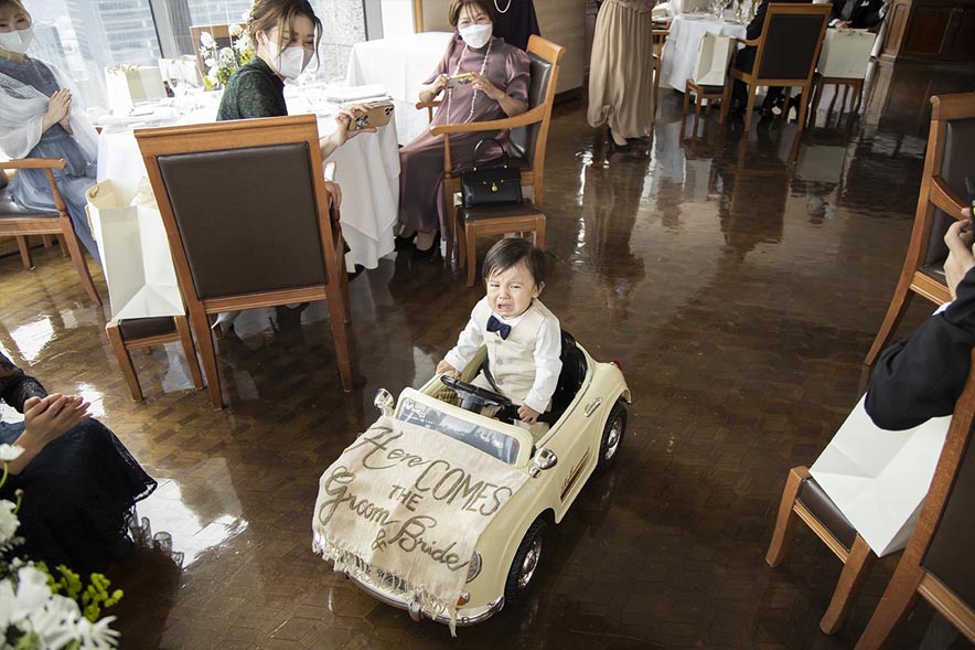 卓球をする新郎新婦