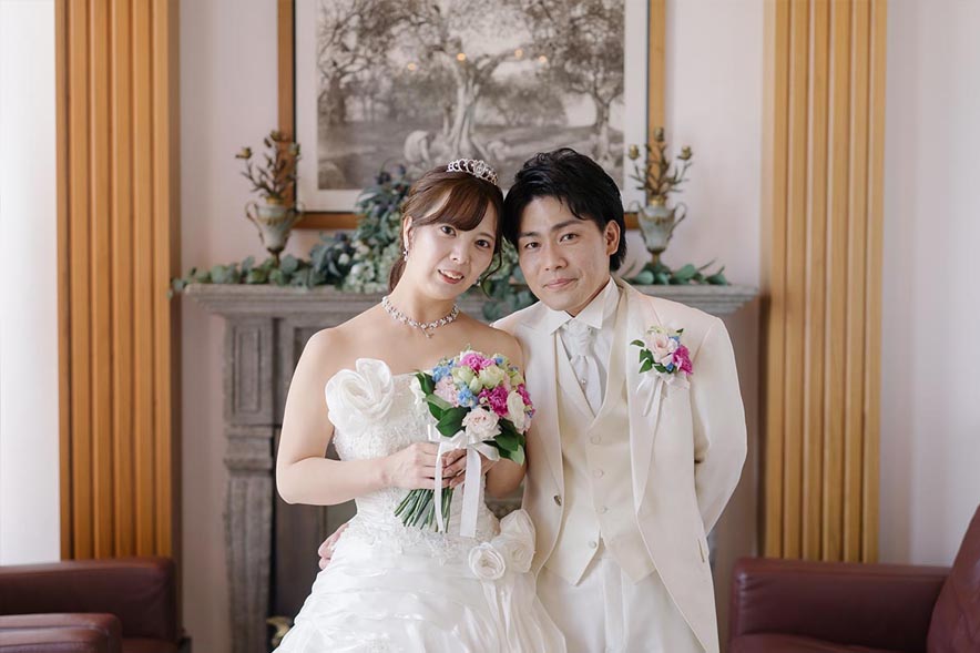 家族とプランナーと新郎新婦の写真